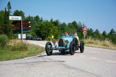 URBINO - İtalya - 16 Haziran 2022: BUGATTI T35 1925 Mille Miglia 2022 rallisinde eski bir yarış arabası üzerinde ünlü İtalyan tarihi yarışı (1927-1957)