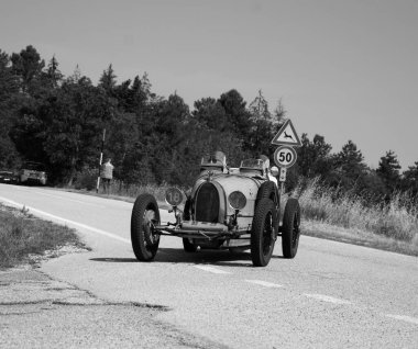 URBINO - İtalya - 16 Haziran 2022: BUGATTI T35 1925 Mille Miglia 2022 rallisinde eski bir yarış arabası üzerinde ünlü İtalyan tarihi yarışı (1927-1957)