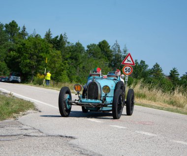 URBINO - İtalya - 16 Haziran 2022: BUGATTI T35 1925 Mille Miglia 2022 rallisinde eski bir yarış arabası üzerinde ünlü İtalyan tarihi yarışı (1927-1957)