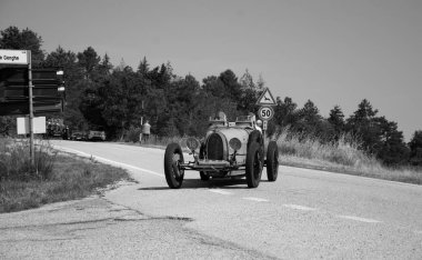 URBINO - İtalya - 16 Haziran 2022: BUGATTI T35 1925 Mille Miglia 2022 rallisinde eski bir yarış arabası üzerinde ünlü İtalyan tarihi yarışı (1927-1957)