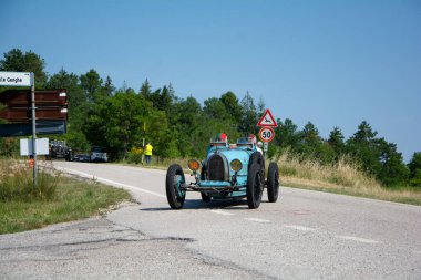 URBINO - İtalya - 16 Haziran 2022: BUGATTI T35 1925 Mille Miglia 2022 rallisinde eski bir yarış arabası üzerinde ünlü İtalyan tarihi yarışı (1927-1957)
