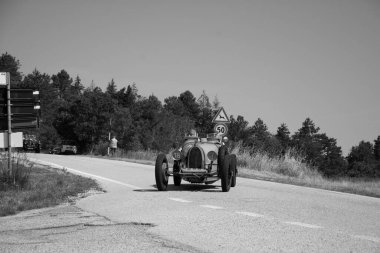 URBINO - İtalya - 16 Haziran 2022: BUGATTI T35 1925 Mille Miglia 2022 rallisinde eski bir yarış arabası üzerinde ünlü İtalyan tarihi yarışı (1927-1957)