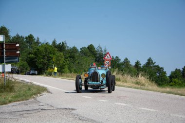 URBINO - İtalya - 16 Haziran 2022: BUGATTI T35 1925 Mille Miglia 2022 rallisinde eski bir yarış arabası üzerinde ünlü İtalyan tarihi yarışı (1927-1957)
