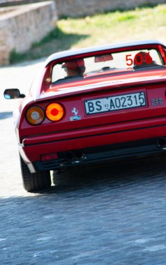 URBINO - İtalya - 16 Haziran 2022: Mille Miglia 2022 rallisindeki eski bir yarış arabasında FERRARI 328 GTS (1927-1957) ünlü İtalyan tarihi yarışı