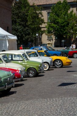 PESARO - İtalya - Temmuz 02 - 2022: Klasik otomobiller 600 pesaro değerinde fiat yarışı