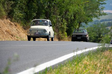 PESARO - İtalya - Temmuz 02 - 2022: Klasik otomobiller 600 pesaro değerinde fiat yarışı