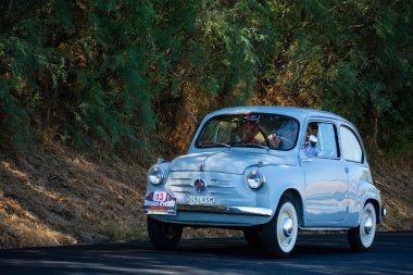 PESARO - İtalya - Temmuz 02 - 2022: Klasik otomobiller 600 pesaro değerinde fiat yarışı