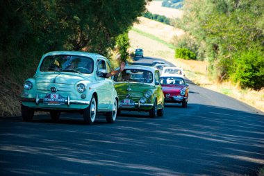 PESARO - İtalya - Temmuz 02 - 2022: Klasik otomobiller 600 pesaro değerinde fiat yarışı