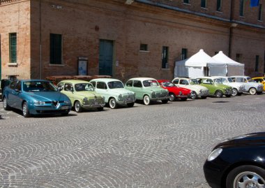 PESARO - İtalya - Temmuz 02 - 2022: Klasik otomobiller 600 pesaro değerinde fiat yarışı