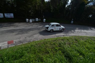 PESARO - İtalya - OTT 09 - 2022: Race Pesaro CUP 'ta 600 ABARTH klasik araba rallisi