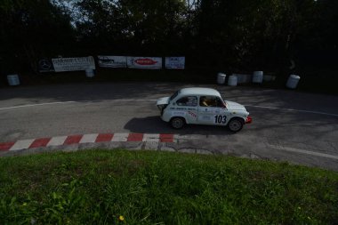 PESARO - İtalya - OTT 09 - 2022: Race Pesaro CUP 'ta 600 ABARTH klasik araba rallisi