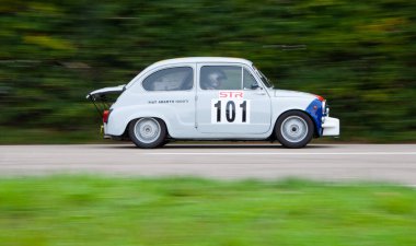 PESARO - İtalya - OTT 09 - 2022: Race Pesaro CUP 'ta 600 ABARTH klasik araba rallisi