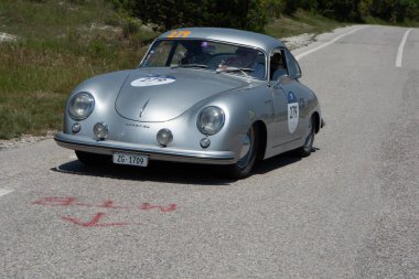 URBINO - İtalya - 16 Haziran 2022: PORSCHE 356 1500 SUÇLU 1953 Mille Miglia 2022 rallisindeki eski bir yarış arabası hakkında ünlü İtalyan tarihi yarışı (1927-1957))