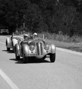 URBINO - İtalya - 16 Haziran 2022: BMW 328 1939 Mille Miglia 2022 rallisinde eski bir yarış arabası üzerinde ünlü İtalyan tarihi yarışı (1927-1957))