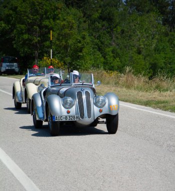 URBINO - İtalya - 16 Haziran 2022: BMW 328 1939 Mille Miglia 2022 rallisinde eski bir yarış arabası üzerinde ünlü İtalyan tarihi yarışı (1927-1957))