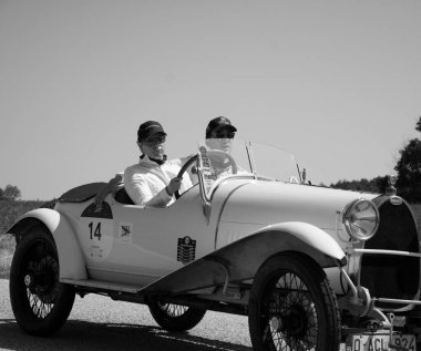 URBINO - İtalya - 16 Haziran 2022: BuGATTİ T 37 1926 Mille Miglia 2022 rallisinde eski bir yarış arabası üzerinde ünlü İtalyan tarihi yarışı (1927-1957)