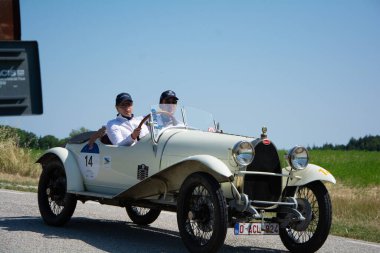 URBINO - İtalya - 16 Haziran 2022: BuGATTİ T 37 1926 Mille Miglia 2022 rallisinde eski bir yarış arabası üzerinde ünlü İtalyan tarihi yarışı (1927-1957)