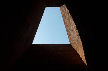 2022 yazında Arkeolojik Santuario Nuragico Santa Cristina Sardunya İtalya