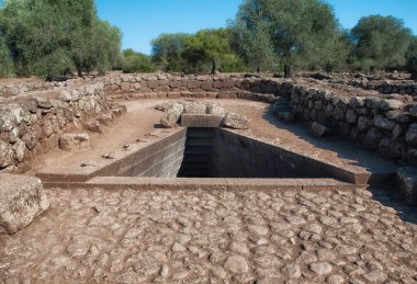 2022 yazında Arkeolojik Santuario Nuragico Santa Cristina Sardunya İtalya