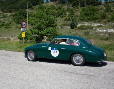 URBINO - İtalya - 16 Haziran 2022: STANGUELLINI 1100 BERLINETTA BERTON 1948 Mille Miglia 2022 rallisinde eski bir yarış arabası üzerinde ünlü İtalyan tarihi yarışı (1927-1957)