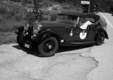 URBINO - İtalya - 16 Haziran 2022: BENTLEY 3,5 LITRE 1934 Mille Miglia 2022 rallisinde eski bir yarış arabası üzerinde ünlü İtalyan tarihi yarışı (1927-1957)