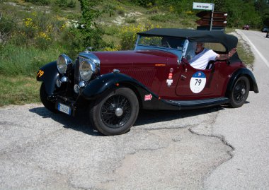 URBINO - İtalya - 16 Haziran 2022: BENTLEY 3,5 LITRE 1934 Mille Miglia 2022 rallisinde eski bir yarış arabası üzerinde ünlü İtalyan tarihi yarışı (1927-1957)
