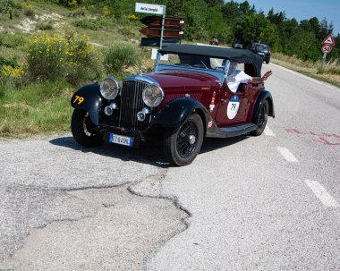 URBINO - İtalya - 16 Haziran 2022: BENTLEY 3,5 LITRE 1934 Mille Miglia 2022 rallisinde eski bir yarış arabası üzerinde ünlü İtalyan tarihi yarışı (1927-1957)
