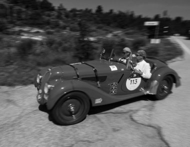 URBINO - İTALYA 16 HAZİRAN - 2022 B.M.W. Mille Miglia 2022 rallisinde eski bir yarış arabasında 328 1939 ünlü İtalyan tarihi yarışı (1927-1957)
