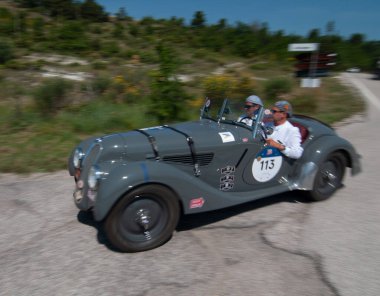 URBINO - İTALYA 16 HAZİRAN - 2022 B.M.W. Mille Miglia 2022 rallisinde eski bir yarış arabasında 328 1939 ünlü İtalyan tarihi yarışı (1927-1957)