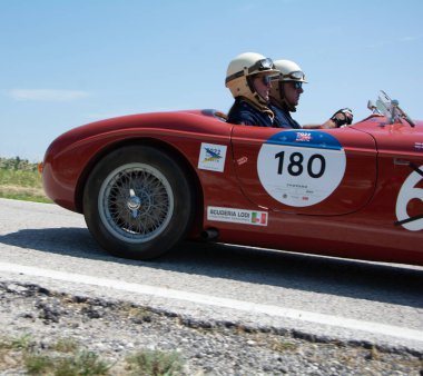 URBINO - İtalya - 16 Haziran 2022: GILCO FIAT 1100 BARCHETTA FONTANA 1950 Mille Miglia 2022 rallisinde eski bir yarış arabası üzerinde ünlü İtalyan tarihi yarışı (1927-1957)