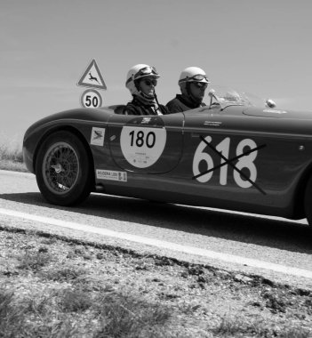URBINO - İtalya - 16 Haziran 2022: GILCO FIAT 1100 BARCHETTA FONTANA 1950 Mille Miglia 2022 rallisinde eski bir yarış arabası üzerinde ünlü İtalyan tarihi yarışı (1927-1957)
