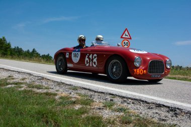 URBINO - İtalya - 16 Haziran 2022: GILCO FIAT 1100 BARCHETTA FONTANA 1950 Mille Miglia 2022 rallisinde eski bir yarış arabası üzerinde ünlü İtalyan tarihi yarışı (1927-1957)