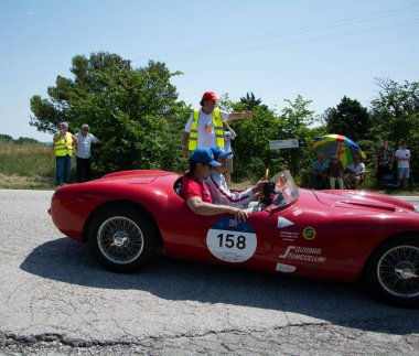 URBINO - İtalya - 16 Haziran 2022: STANGUELLINI 1100 SORT 1949 Mille Miglia 2022 rallisinde eski bir yarış arabası üzerinde ünlü İtalyan tarihi yarışı (1927-1957)