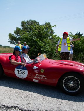 URBINO - İtalya - 16 Haziran 2022: STANGUELLINI 1100 SORT 1949 Mille Miglia 2022 rallisinde eski bir yarış arabası üzerinde ünlü İtalyan tarihi yarışı (1927-1957)