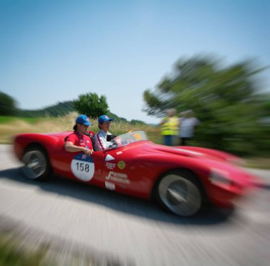 URBINO - İtalya - 16 Haziran 2022: STANGUELLINI 1100 SORT 1949 Mille Miglia 2022 rallisinde eski bir yarış arabası üzerinde ünlü İtalyan tarihi yarışı (1927-1957)