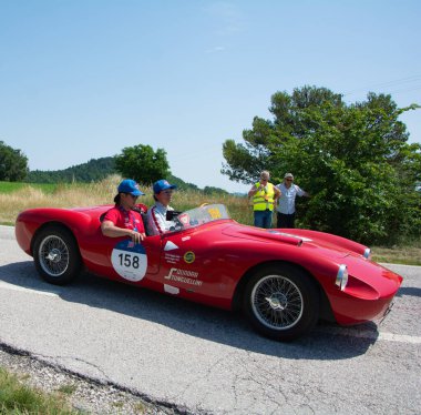 URBINO - İtalya - 16 Haziran 2022: STANGUELLINI 1100 SORT 1949 Mille Miglia 2022 rallisinde eski bir yarış arabası üzerinde ünlü İtalyan tarihi yarışı (1927-1957)