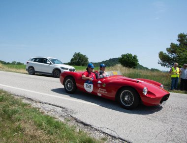 URBINO - İtalya - 16 Haziran 2022: STANGUELLINI 1100 SORT 1949 Mille Miglia 2022 rallisinde eski bir yarış arabası üzerinde ünlü İtalyan tarihi yarışı (1927-1957)