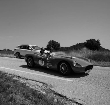 URBINO - İtalya - 16 Haziran 2022: STANGUELLINI 1100 SORT 1949 Mille Miglia 2022 rallisinde eski bir yarış arabası üzerinde ünlü İtalyan tarihi yarışı (1927-1957)