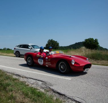 URBINO - İtalya - 16 Haziran 2022: STANGUELLINI 1100 SORT 1949 Mille Miglia 2022 rallisinde eski bir yarış arabası üzerinde ünlü İtalyan tarihi yarışı (1927-1957)