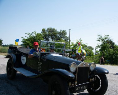 URBINO - İtalya - 16 Haziran 2022: LANCIA LAMBA VIII SERIE 1928 Mille Miglia 2022 rallisinde eski bir yarış arabası üzerinde ünlü İtalyan tarihi yarışı (1927-1957)