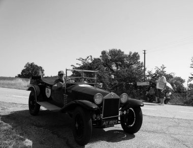 URBINO - İtalya - 16 Haziran 2022: LANCIA LAMBA VIII SERIE 1928 Mille Miglia 2022 rallisinde eski bir yarış arabası üzerinde ünlü İtalyan tarihi yarışı (1927-1957)