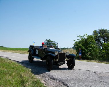 URBINO - İtalya - 16 Haziran 2022: LANCIA LAMBA VIII SERIE 1928 Mille Miglia 2022 rallisinde eski bir yarış arabası üzerinde ünlü İtalyan tarihi yarışı (1927-1957)
