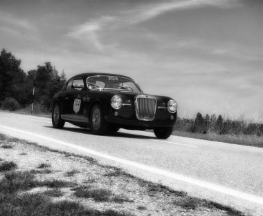 URBINO - İTALYA 16 HAZİRAN - 2022 S.I.A.T.A. Daina GS 1951 rallideki eski bir yarış arabası hakkında Mille Miglia 2022 ünlü İtalyan tarihi yarışı (1927-1957