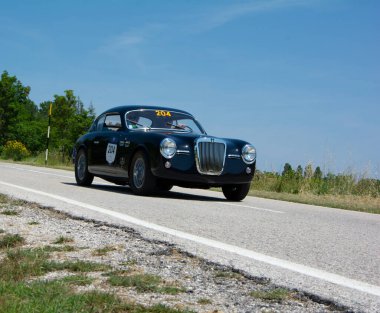 URBINO - İTALYA 16 HAZİRAN - 2022 S.I.A.T.A. Daina GS 1951 rallideki eski bir yarış arabası hakkında Mille Miglia 2022 ünlü İtalyan tarihi yarışı (1927-1957