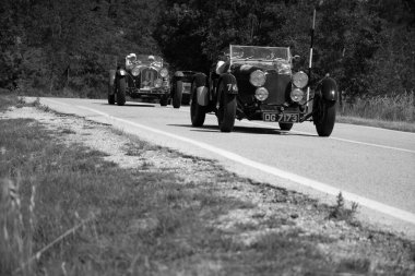 URBINO - İtalya - 16 Haziran 2022: ASTON MARTIN LE MANS 1933 Mille Miglia 2022 rallisinde eski bir yarış arabası üzerinde ünlü İtalyan tarihi yarışı (1927-1957)