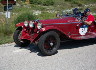 URBINO - İtalya - 16 Haziran 2022: ALFA ROMEO 6 C 1750 GS Örümcek ZAGATO 1931 Mille Miglia 2022 rallisinde eski bir yarış arabası üzerinde ünlü İtalyan tarihi yarışı (1927-1957)
