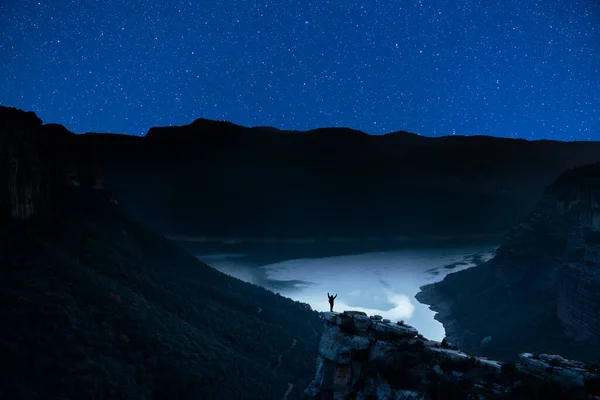 Silueta Una Persona Aventurera Contemplando Paisaje Nocturno Con Cielo Azul — Foto de Stock