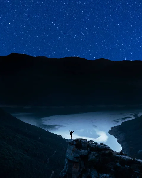 Silueta Una Persona Aventurera Contemplando Paisaje Nocturno Con Cielo Azul — Foto de Stock