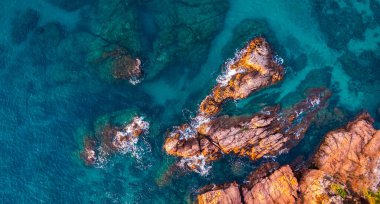 Costa Brava, Katalonya, İspanya 'da kayalıkların ve mavi turkuaz denizin üzerindeki hava manzarası. Akdeniz kıyısının sanatsal yaz arkaplanı. Yaz kavramsal geçmişi. Plaj turizmi tatilleri.