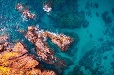 Costa Brava, Katalonya, İspanya 'da kayalıkların ve mavi turkuaz denizin üzerindeki hava manzarası. Akdeniz kıyısının sanatsal yaz arkaplanı. Yaz kavramsal geçmişi. Plaj turizmi tatilleri.